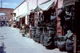 Image du Maroc Professionnelle de  La rue situés derrière le cinéma Mabrouka où quelques artisans transformaient des pneus usagés en sceau pour hammam, cruche ou jarre que les paysans utilisaient pour faire sortir l’eau des puits. A cette époque le recyclage des pneus faisait partie intégrante du paysage social au Maroc, presque tous les hammams ont utilisés ces sceaux en caoutchouc à la place de ceux en bois, à cause de leur prix exorbitant et surtout qui se brisaient souvent par les lancements des ouvriers aux heures du nettoyage, Mercredi 18 Mai 1988. (Photo / Abdeljalil Bounhar) 